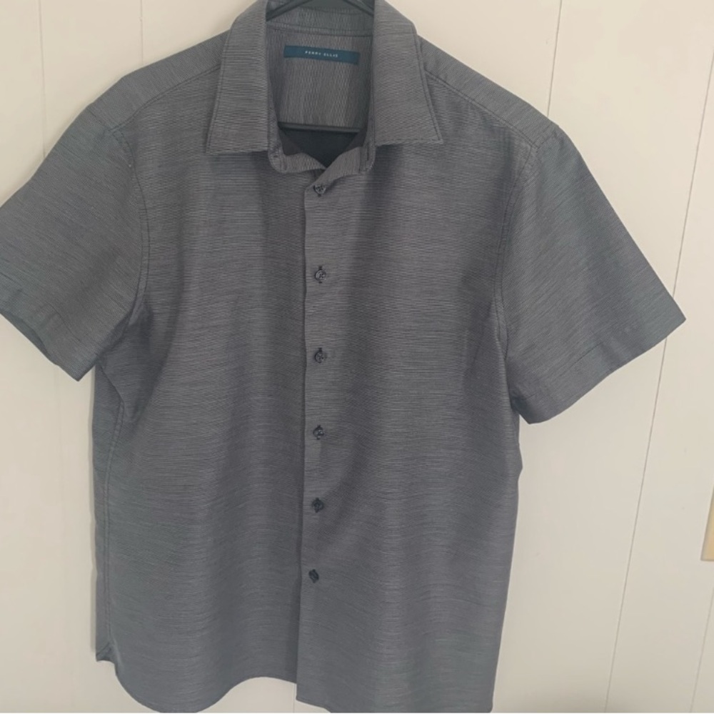 EUC Perry Ellis Short Sleeve Button Down Shirt Size Large very Sharp.